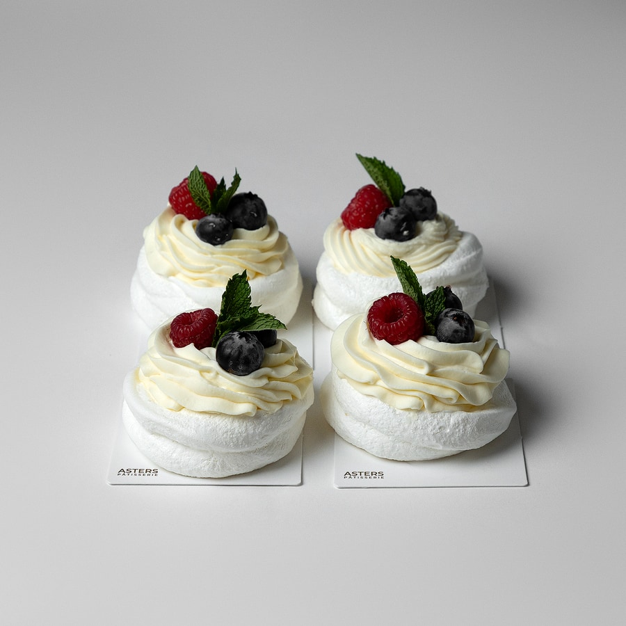 Set of 4 Individual Desserts Pavlova Easter Bread & Macarons